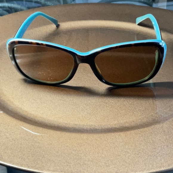 CLASSY SUNGLASSES - Picture 3 of 3